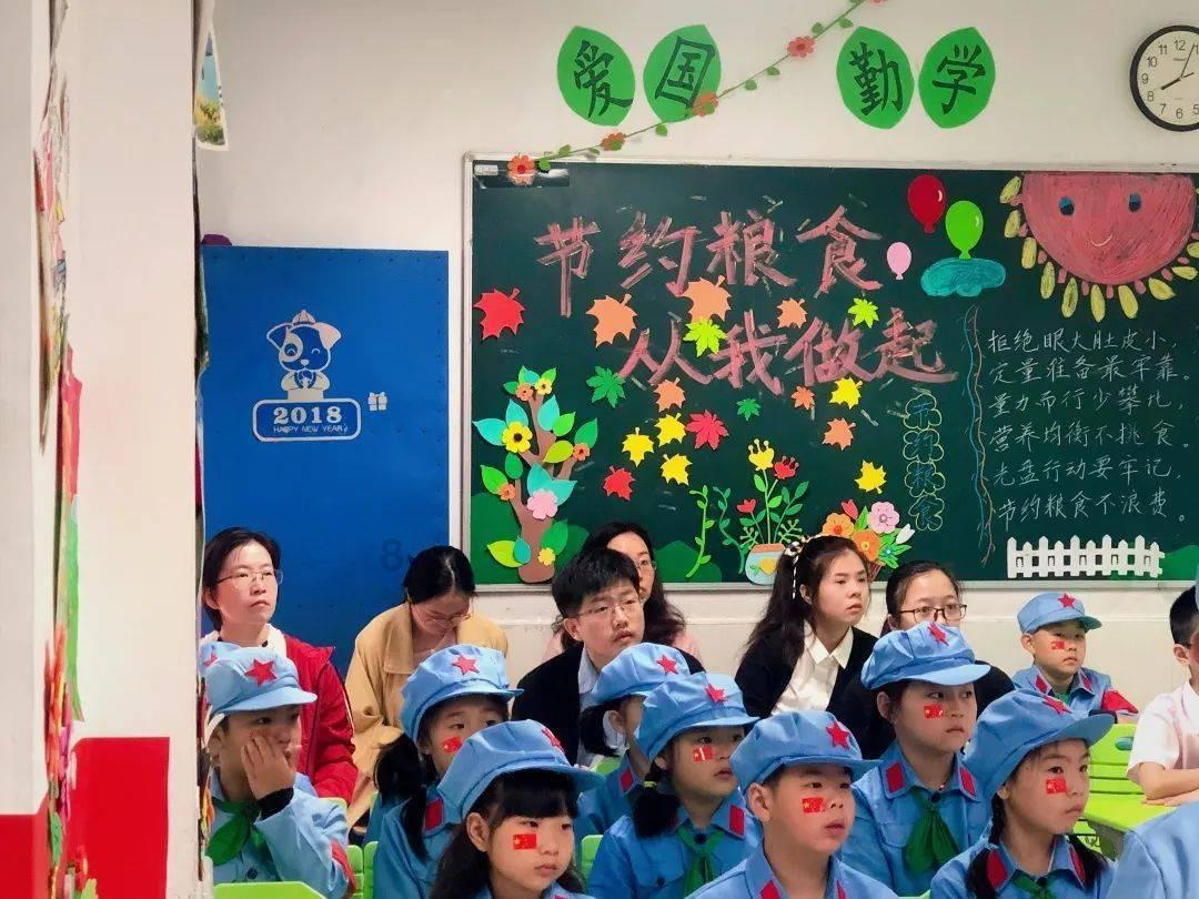 她被称为最优雅主持人,嫁给上海首富生3个孩子,如今52岁人生赢家